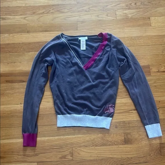 Chic V-Neck Sweater with Pink Trim - Picture 2 of 8